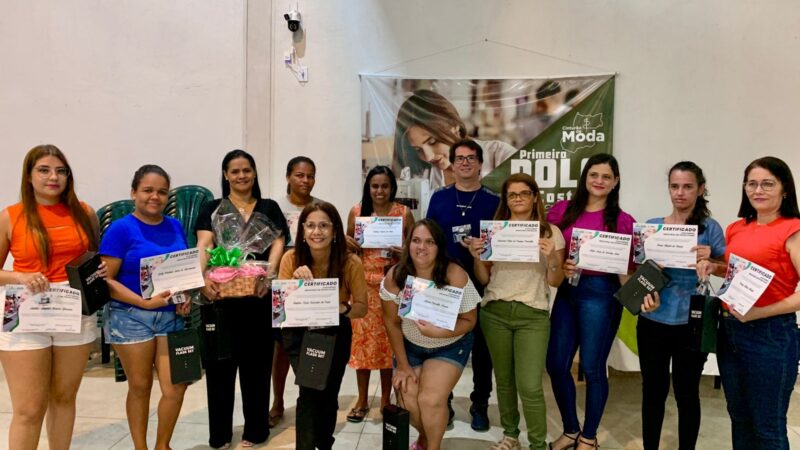 Entrega de certificados para a quarta, quinta e sexta turma do curso de costura em malha e tecido plano.