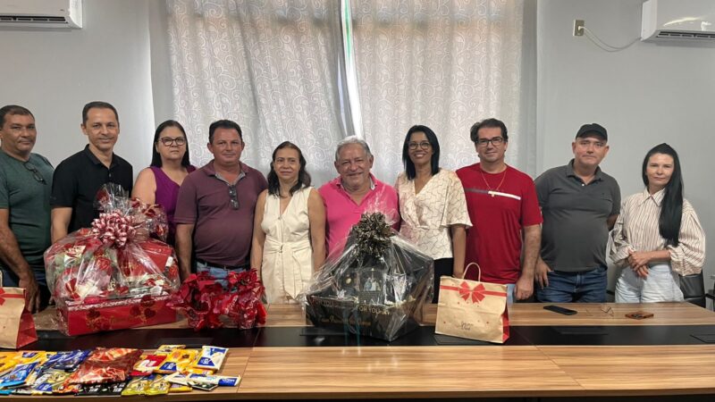 Funcionários fizeram uma homenagem para o prefeito Edson Palmeiras