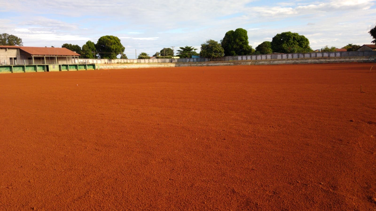 TERRAPLANAGEM E NIVELAMENTO DO CAMPO DO ESTÁDIO MUNICIPAL PRONTA