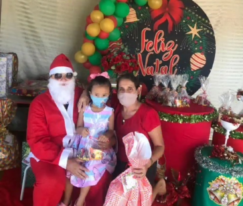 Creche Nossa Senhora de Fátima-Entrega de brinquedos de natal.