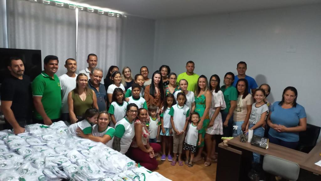 Entrega de Uniformes Escolares